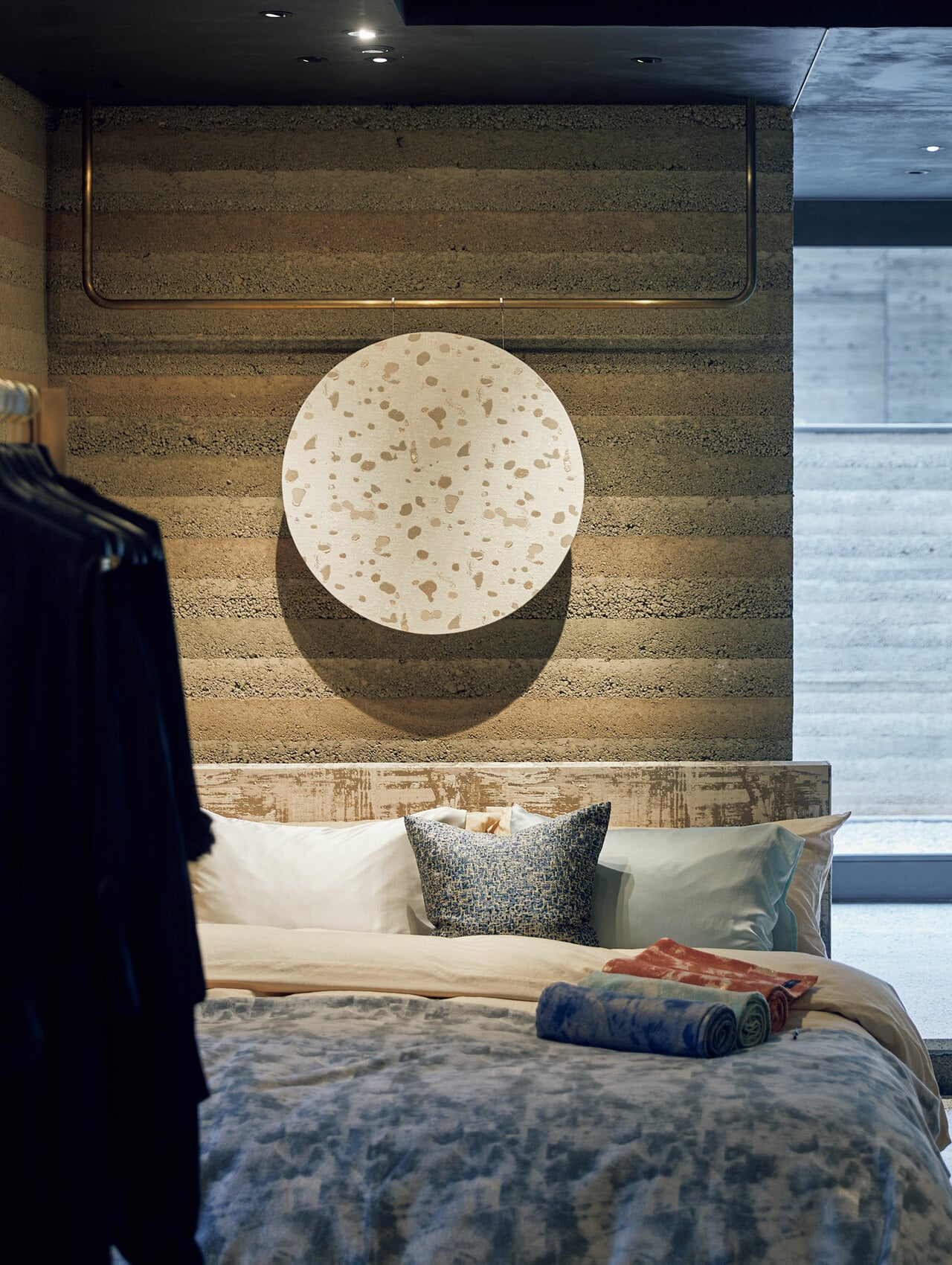 洋服、ファッションアイテム、インテリア、テキスタイル見本と見応えのあるHOSOOの世界観が多彩で見事。こぢんまりとしたカフェでは優雅なティータイムが楽しめるので京都散策時にぜひ。