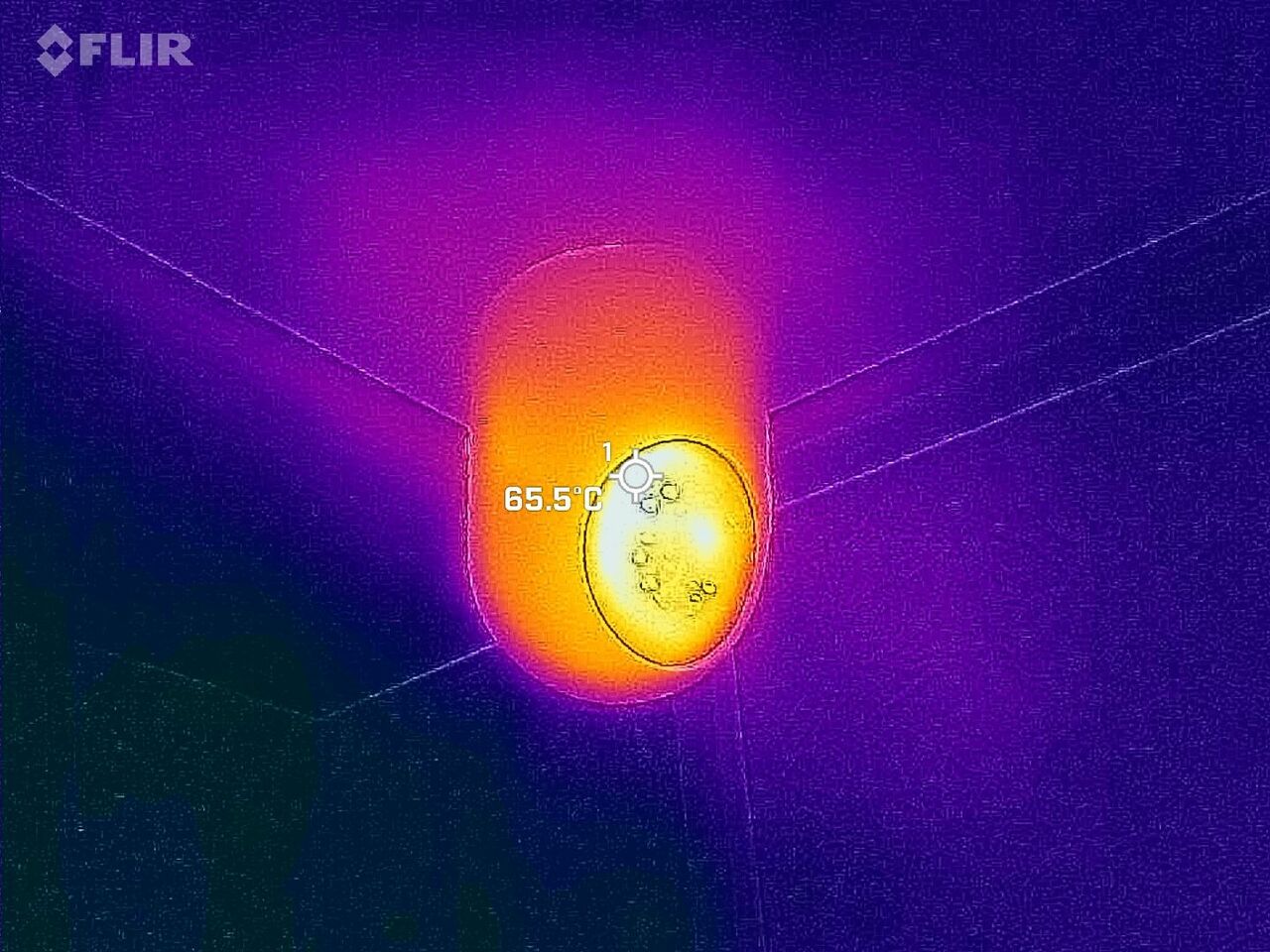 常時稼働しているネットワークカメラはなかなかの曲者。設置の向きによっては60℃を超えることも