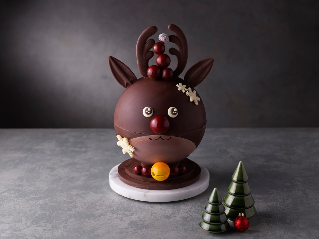 新作「クリスマス ディアー ショコラ ウィズ リンツチョコレート」（限定7個）30,000円。直径20cm×高さ約38cm。