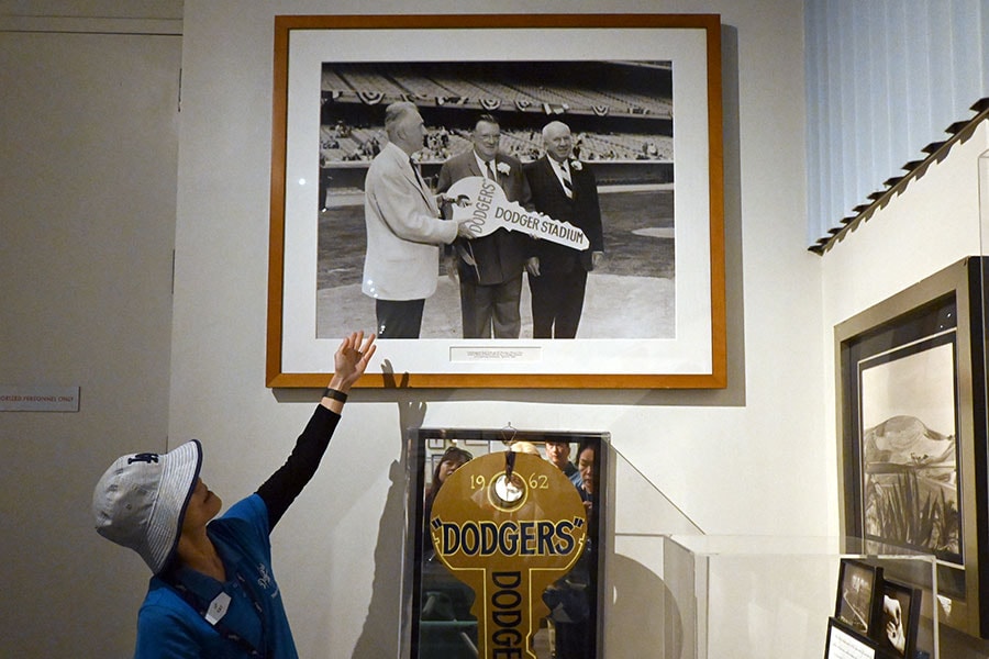 1962年4月10日にドジャースタジアムがオープン。そのときの試合前のセレモニーの写真が。