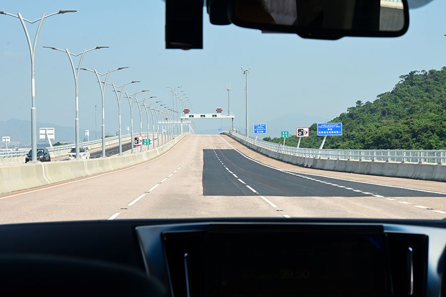 港珠澳大橋。バスやタクシーなど、陸路でマカオへ行くルートが新たに加わりました。