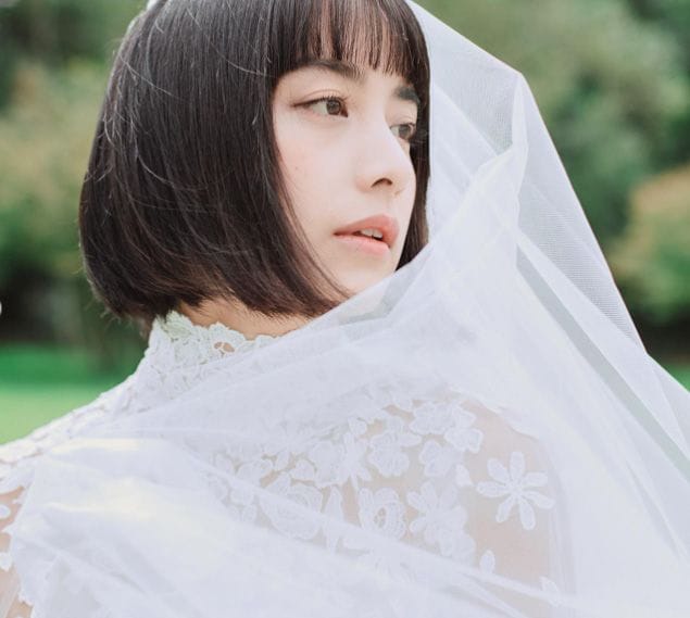 インスタグラムで結婚式のウェディングドレス姿を披露（山本美月のインスタグラムより）