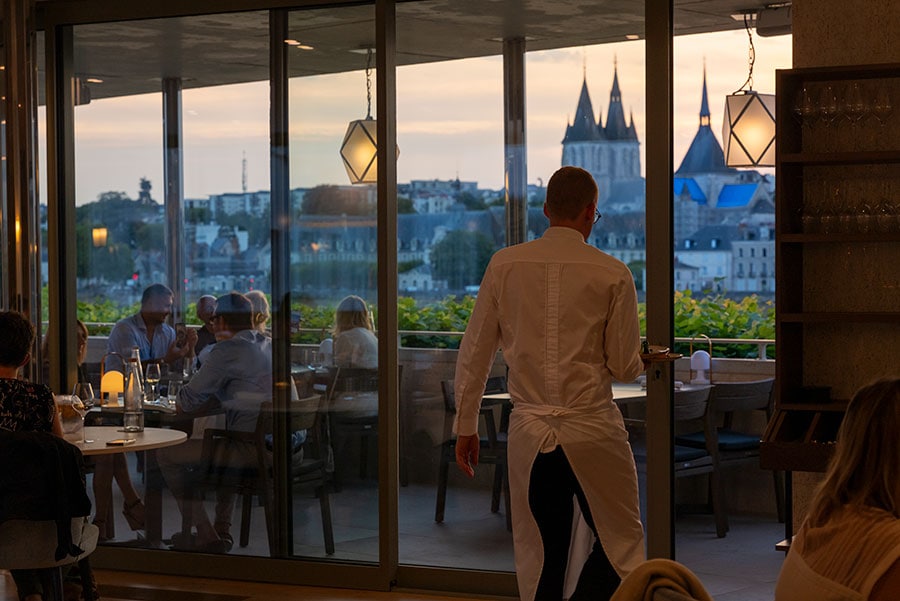 川沿いの建物2階にはカジュアルなレストラン「アムール・ブラン」が。テラスから眺めるブロワの夜景が素晴らしい。