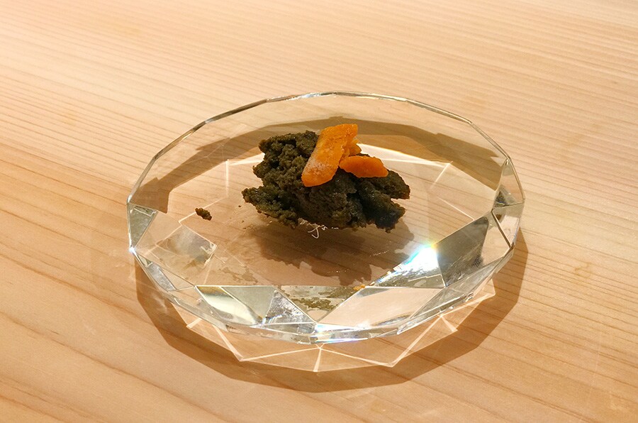 京都のトリガイの肝に載っているのは塩漬けしたウニ。この取り合わせも素晴らしい。