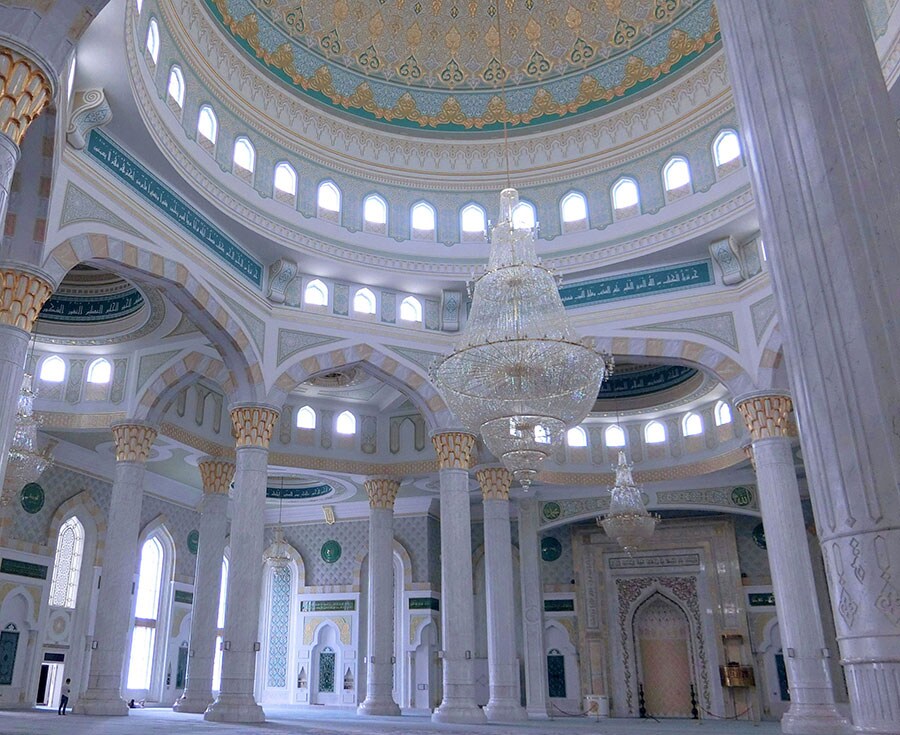 機内で出会ったローカルが勧めてくれた中央アジア最大のモスク「ハズレット・スルタン・モスク」。幾何学模様の装飾が施された天井が美しくて、頭上ばかり見上げてしまう。