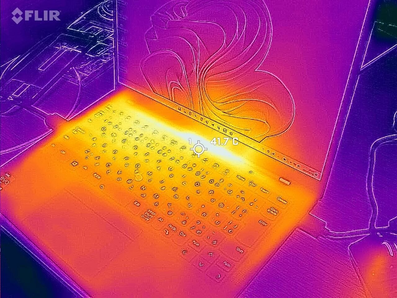 PCはノートであっても40℃超えはざらにあります。もっともこれでもデスクトップPCと比べればはるかにマシな部類です　