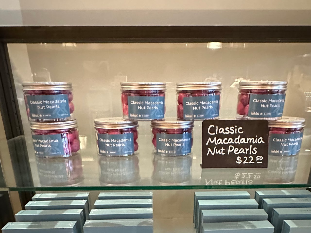 鮮やかなピンク色が目を引く「クラシック・マカダミアナッツ・パール」。