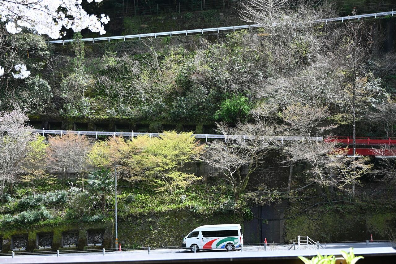 山奥から折り返して来たコミュニティバス。つづら折りの道路を中心部に向かう(中津渓谷入口)