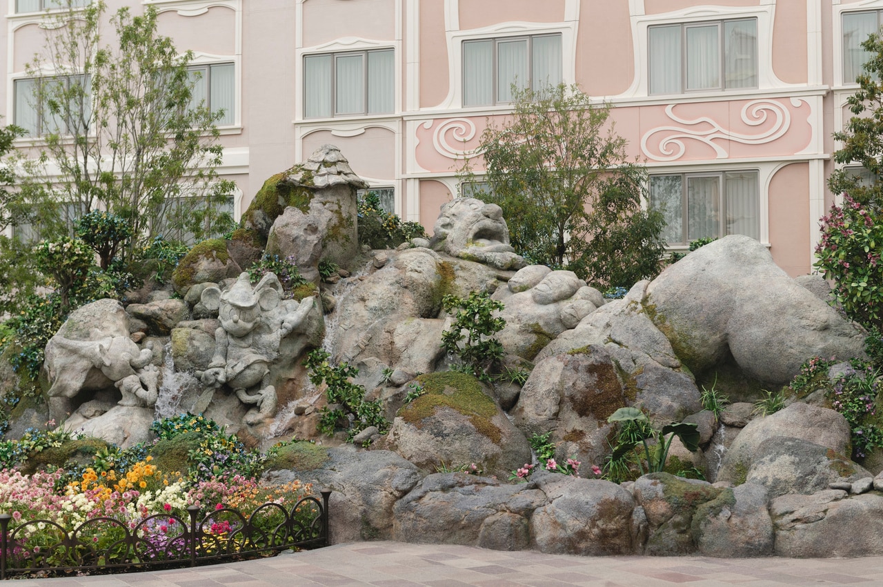 映画「ミッキーの巨人退治」のキャラクターが岩で表現された魔法の泉(ロックワーク)がゲストをお迎え！
