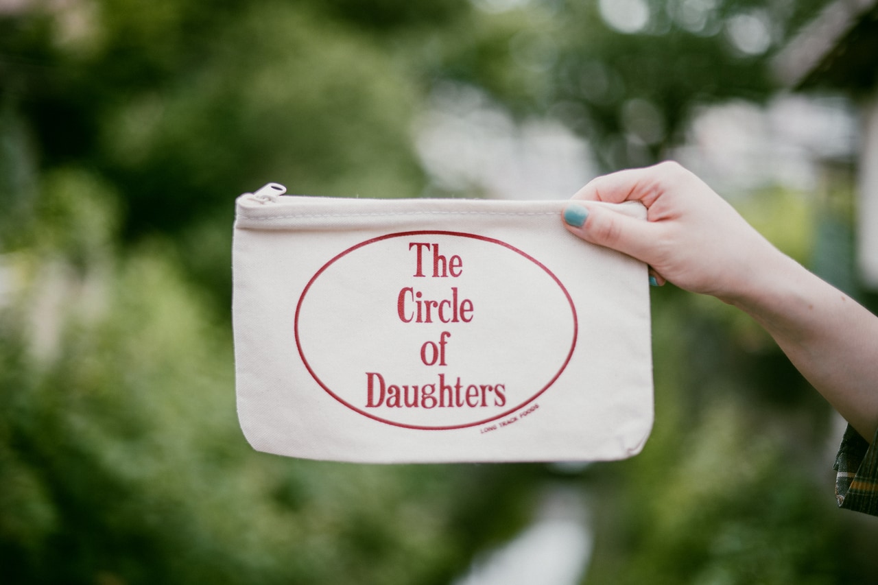 BIG CIRCLE LOGO キャンバスポーチ 2,420円。