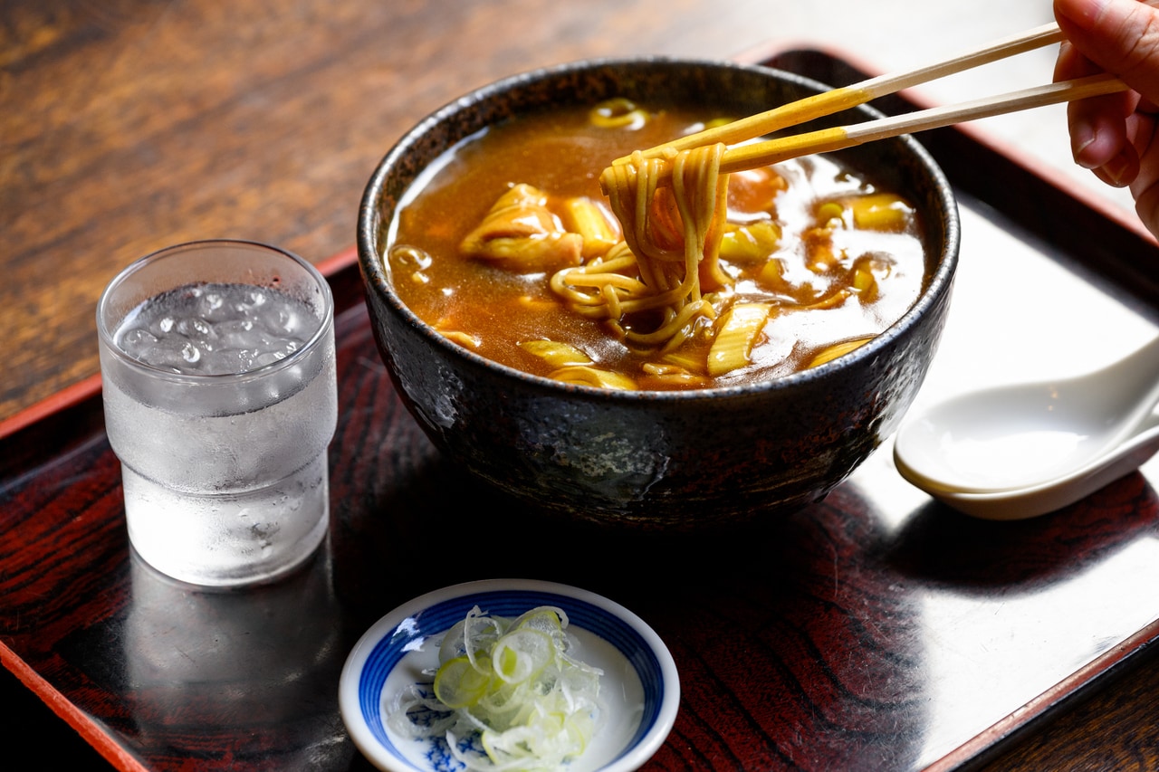 今日は贅沢に「カレー南蛮」1180円。七味をきかせていただくのが好きです。