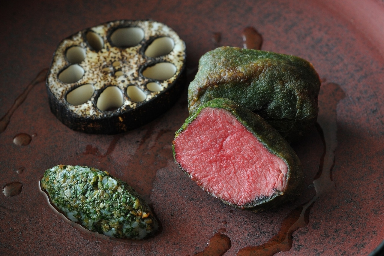 「ふぐと鹿肉のコトレッタ」。コトレッタとは肉にパン粉を付けて揚げ焼きにするイタリアの伝統料理で、ふぐ刺しの薬味に使われるふくネギのピュレとパン粉を鹿肉にまとわせることで、力強い旨味を引き出す。