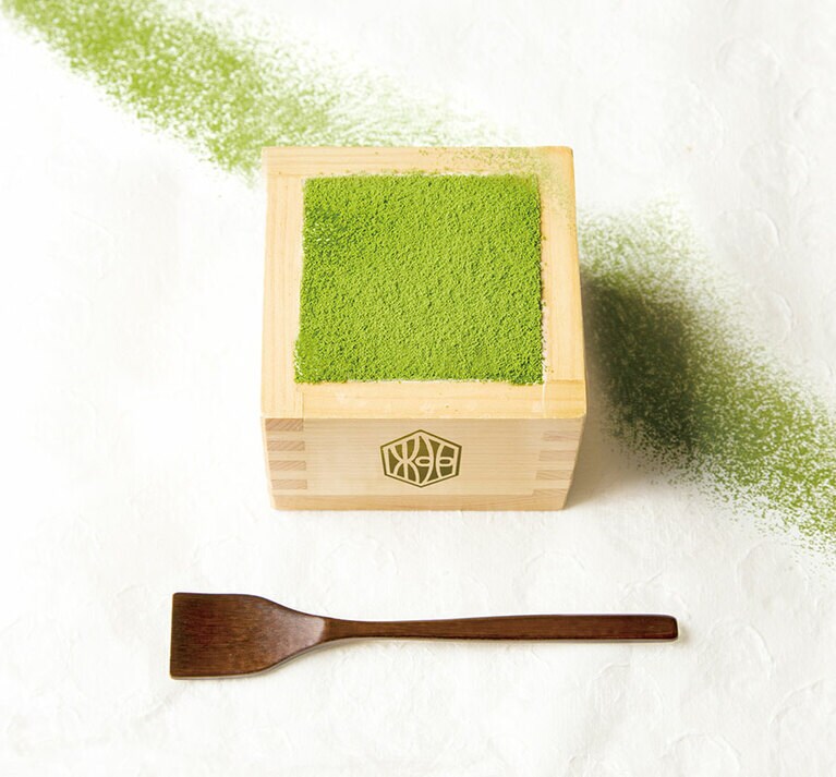 京都・河原町の「MACCHA HOUSE 抹茶館」と同じ、ヒノキの升に入った宇治抹茶ティラミス600円。きめ細かな抹茶パウダーの美しさと、驚くほどなめらかなトロトロ食感が大人気。