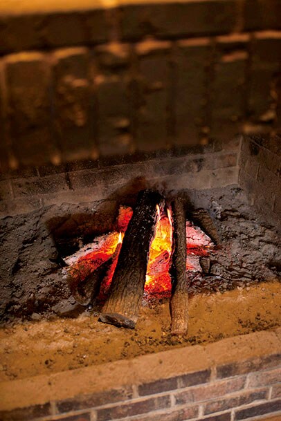 【亀の井別荘】談話室の奥には暖炉が。蓄音機から流れる音楽に耳を傾け、ゆったりと時を過ごしたい。Photo: Hiroshi Mizusaki