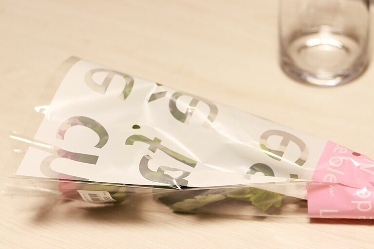 謎の季節花セットを購入し帰宅。さっそくテーブルに置き準備開始。