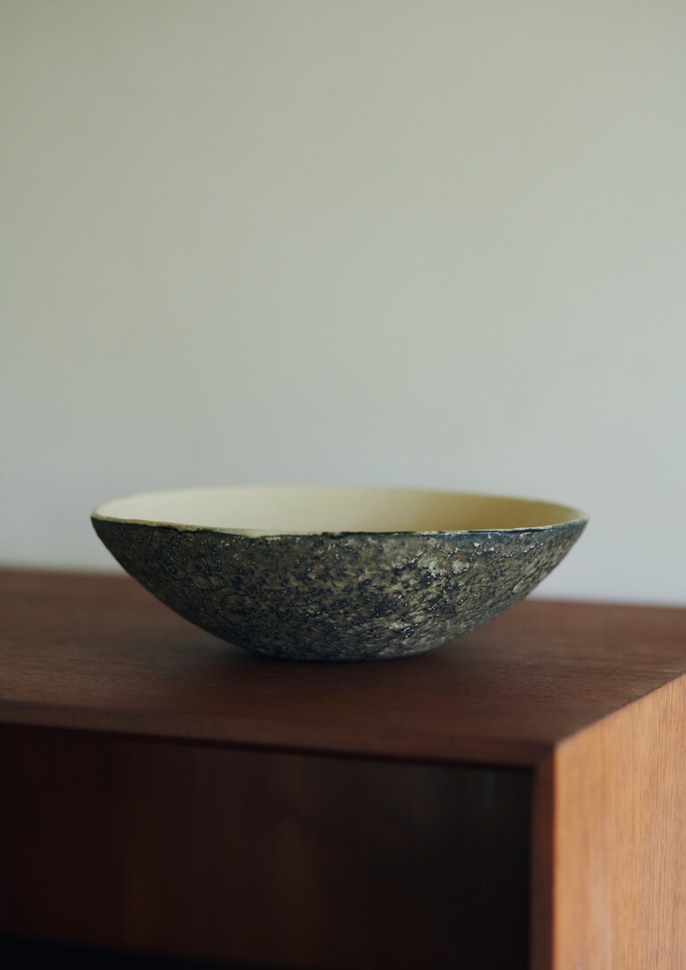 岩田圭介さんの漆焼き付け深皿。写真：奥山晴日