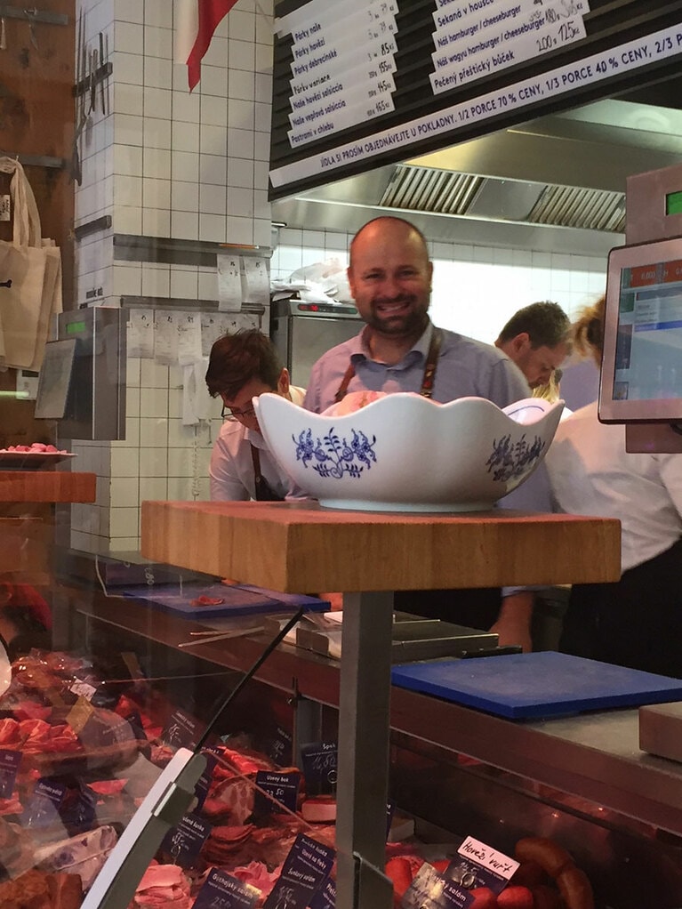 マーティンさんを見つけて笑顔の「ナシェ・マソ」の親父さん。東京のチェコ料理店がここの熟成肉を使っているとか。