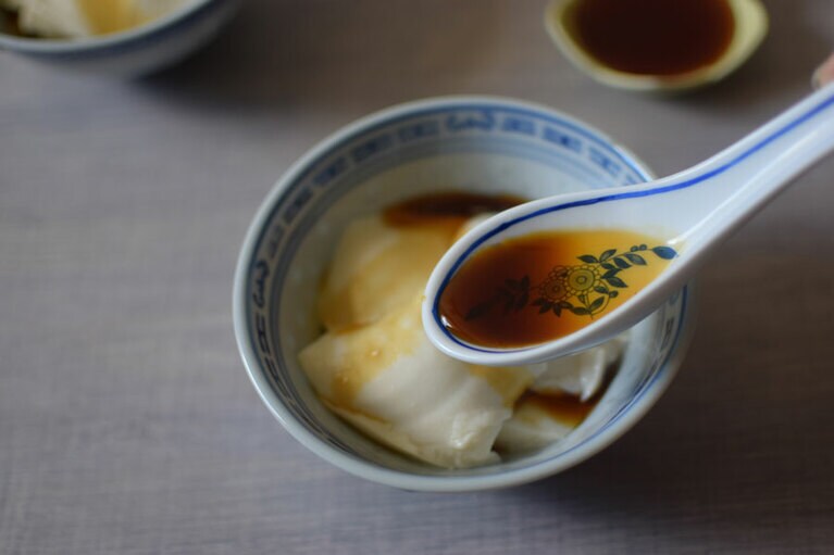 絹ごし豆腐に黒蜜をたっぷりかける。