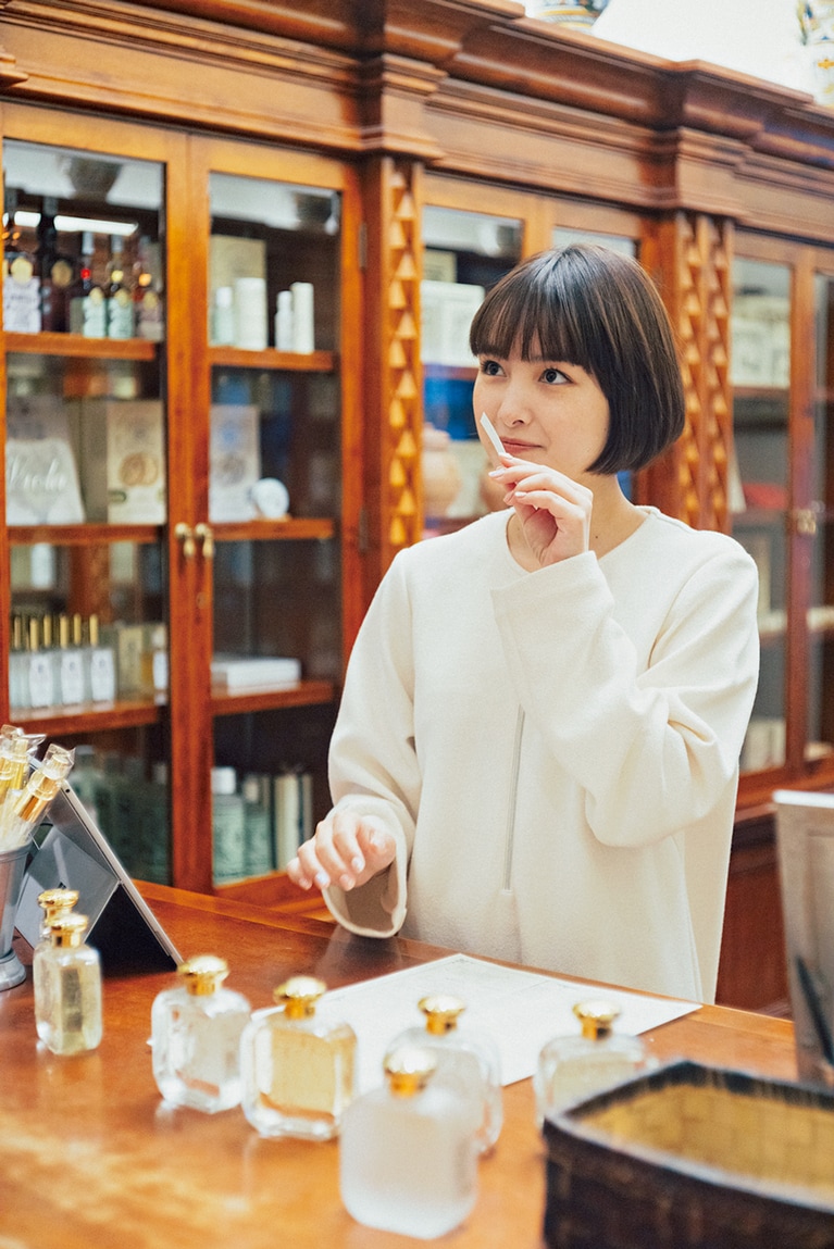 800周年を記念したコレクションなど、商品リストの香りの名を確認しながら吟味する葵さん。