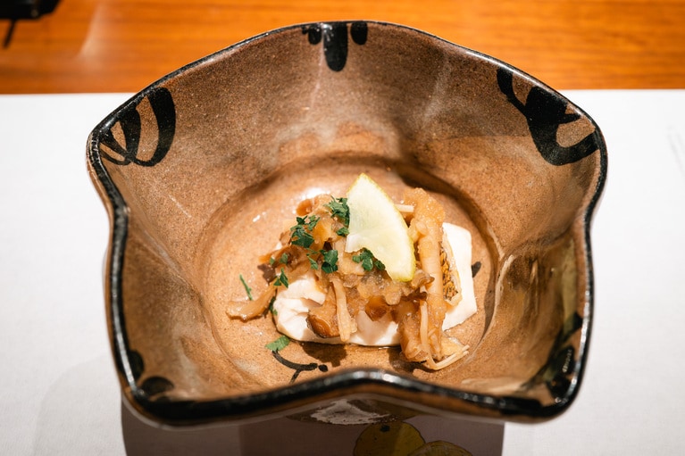 「魚料理 真鯛の香草みぞれ」。※メニューは季節によって異なります。