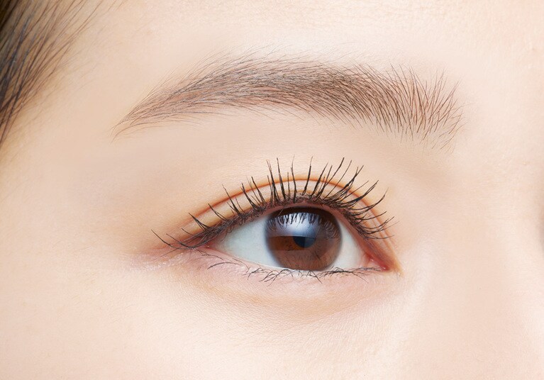 01 ブラックをまつ毛に塗ったイメージ画像。