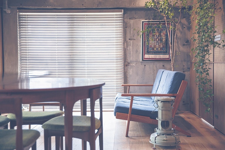 リビングのソファは、ハンス・J・ウェグナーデザインのヴィンテージ。丸テーブルも北欧の古いもの。