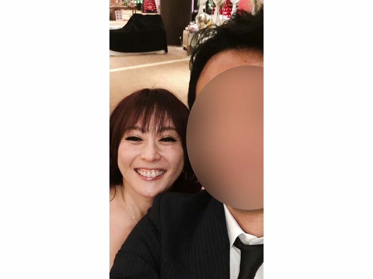 上田さんとパートナー（本人提供）