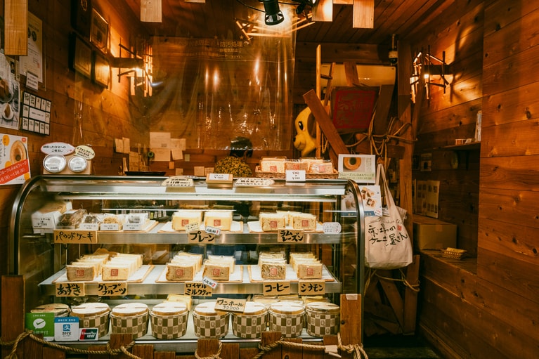 シフォンケーキはワンホール2,200円での購入も可。