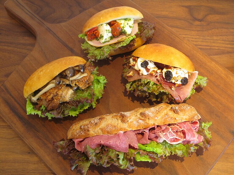 サンドイッチ色々。奥「トマトとモッツァレラ」350円、中左「淡路産地鶏としめじ」400円、中右「生ハムとクリームチーズ」400円、手前「パストラミビーフ」500円。