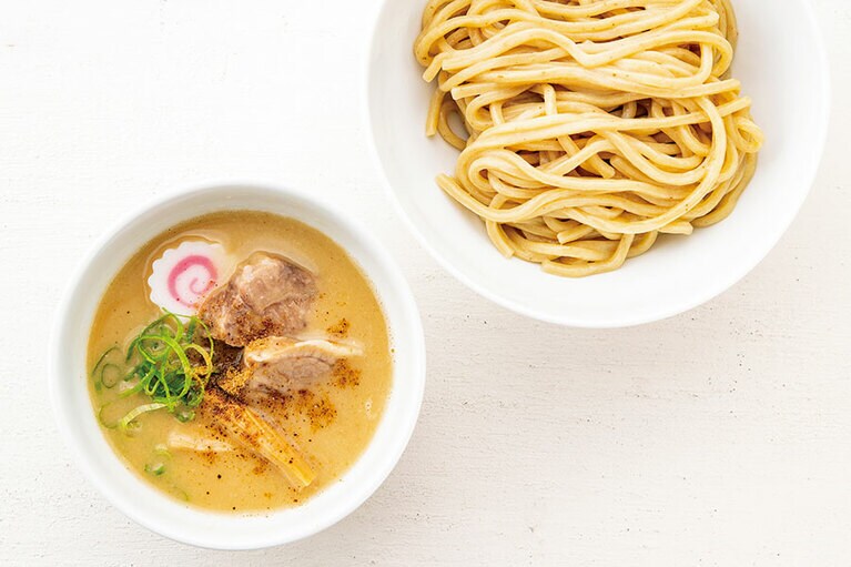 六厘舎お土産つけめん〈3食(生麺、チャーシューとメンマ入りスープパック、魚粉各3)〉3,800円(送料込)。