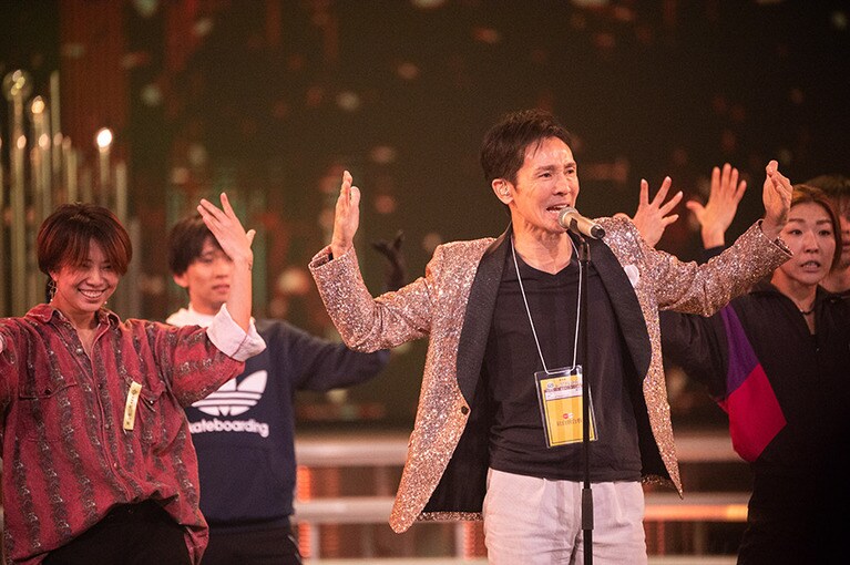 見よ！ リハーサルでもキラッキラのジャケットを羽織る、常に本気モードの郷ひろみを。向かって左横の赤いシャツの男性も満面の笑み。GOへのリスペクトが窺えるではないか。