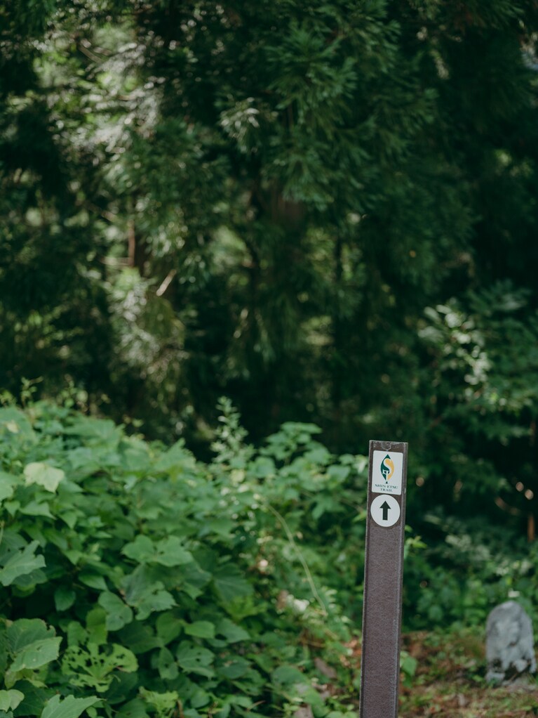 信越トレイルでは、分岐点や交差点でハイカーが位置に迷わないように、矢印や地名を表記した道標（トレイルマーカースタンド）が設置されています。