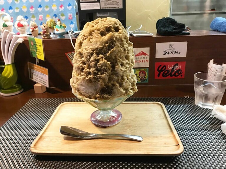 【ブンブンブラウカフェ】自家製石臼挽ききな粉&沖縄さとうきび100％黒蜜 800円。