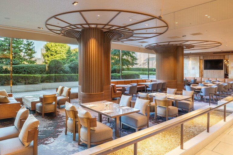 木漏れ日が射し込み、開放感あふれるロビー階のバーラウンジ「silva（シルバ）」。