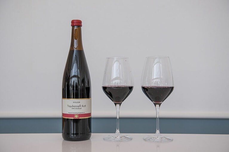 ワイングラスでサーブされるウェルカムドリンクは、ワイン用ぶどうで造られた果汁100％のグレープジュース。ノンアルコールながら、まるでワインで乾杯しているよう。