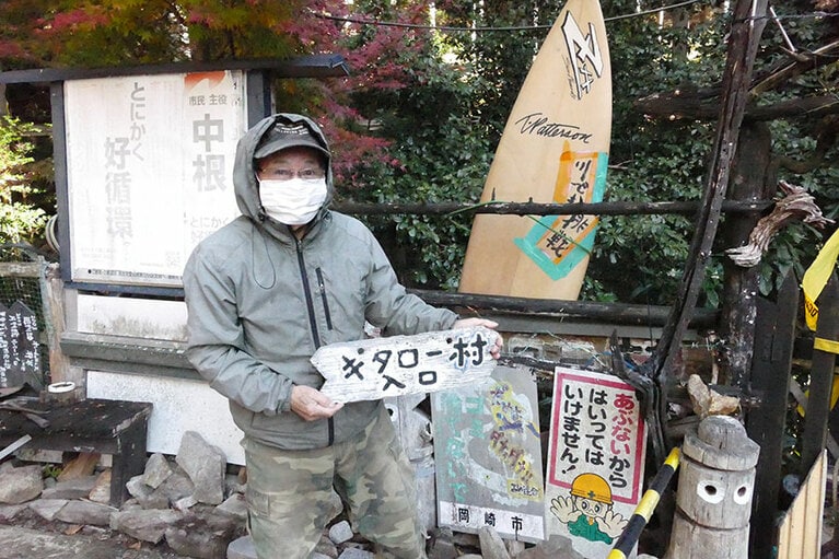 村長登場！　建物と比べて普通のおじいさんのようだが……。