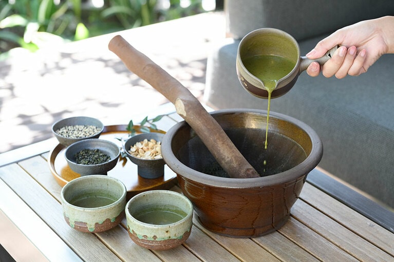 とろりとした食感がバーム系飲料を思わせる摺茶は、作る過程も面白い。