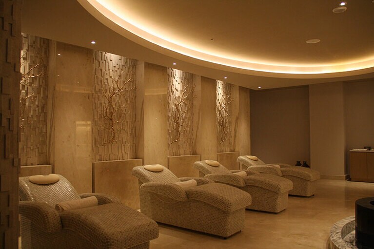 男女別にあるリラックスルーム。体のカーブに沿った椅子が心地いい。