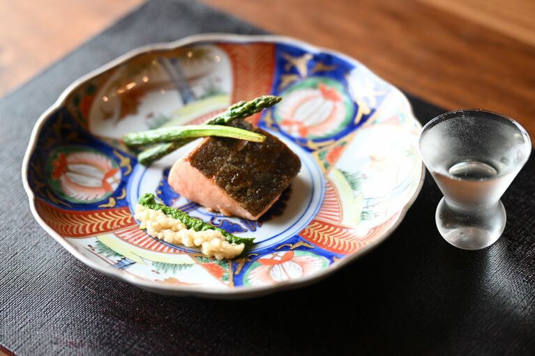 両津湾で養殖されている佐渡産サクラマスは全国的にも評価が高いブランド魚。春を告げる魚としてこの時期旬を迎える。