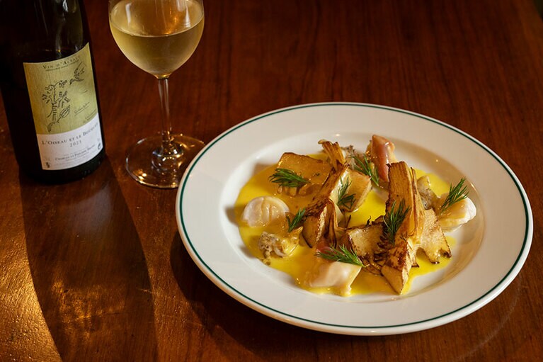 「タケノコと春の貝 サフランソース」2,000円。フランス・アルザス地方のナチュールワインと。