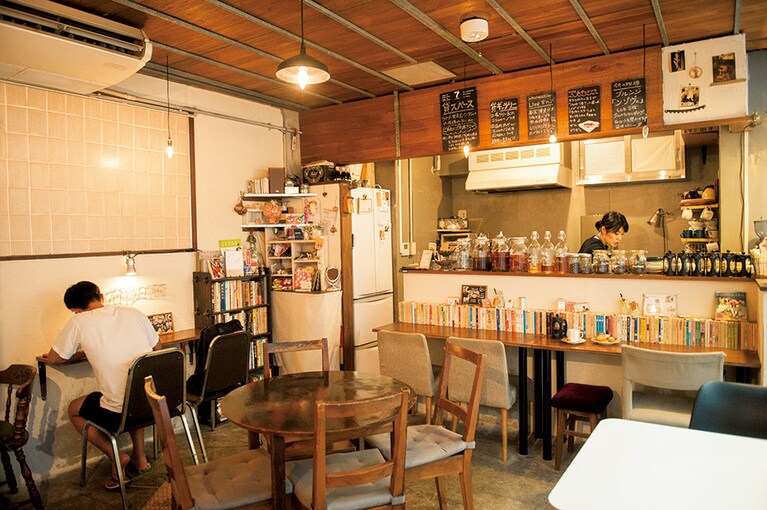 新旧の漫画や雑誌なども置かれ、その数は約600冊。