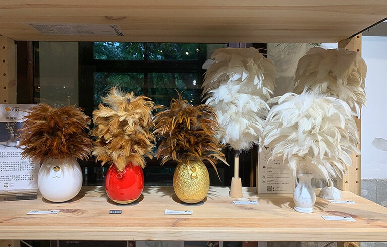 開運雞 1,300元(赤・白)、1,390元(金色)。ニワトリの色は白と赤と金色があります。