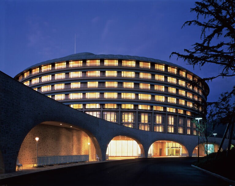 1986年に完成した村野藤吾氏の晩年を代表する建築。