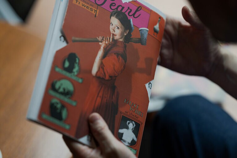 撮影時には、『Pearl パール』の色校正紙を持ってきてくれた大島さん。