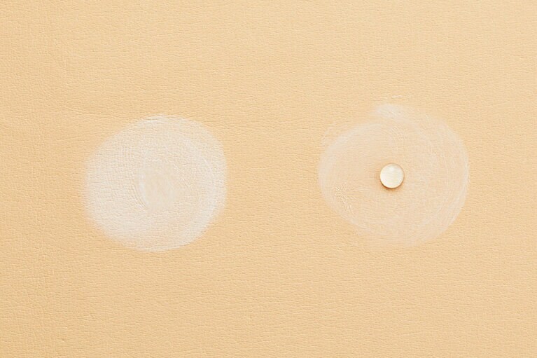 水のテスト。左側は、同社の別の下地で、右がポイントマジック PRO ポアカバー　C。しっかり玉のまま弾いている。