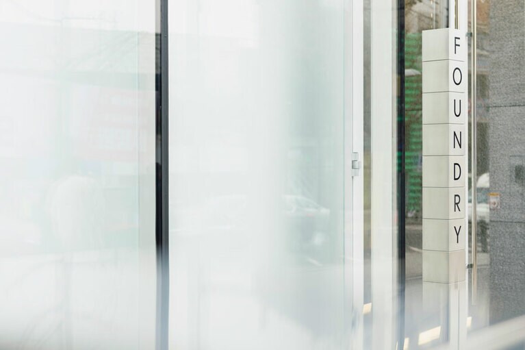 グッチの店舗の地下1階にある。