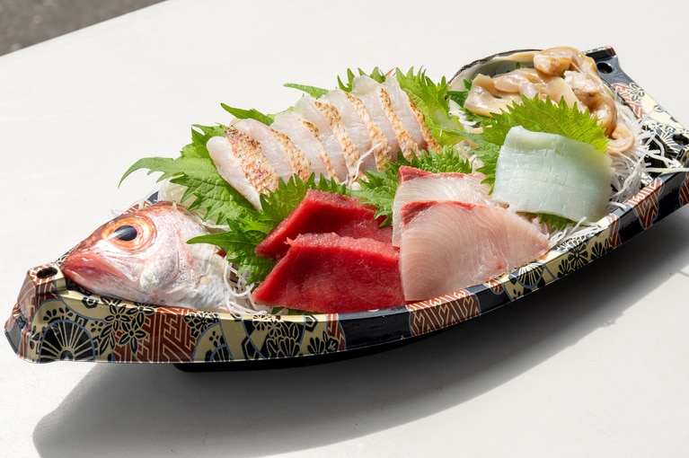 お頭つきの贅沢な刺身は1,000円～から揃う。写真は「のどぐろの姿盛り」2,500円前後。