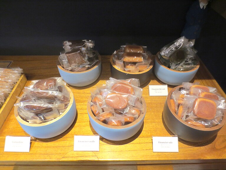 棚には焼き菓子やクッキーが並ぶ。