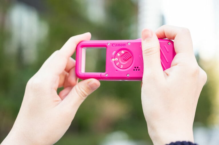 カラビナ部分はファインダー代わりになっており、この四角い穴を覗きながら撮影します。