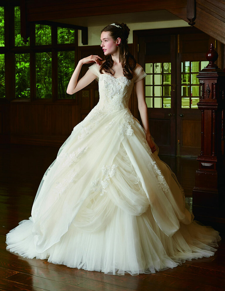 「美女と野獣」のベルをモチーフにしたドレスは1種が新たに仲間入り。ベルのドレスの特徴であるオフショルダーと、緞帳のようなドレープをサテンオーガンとソフトチュールでアシンメトリーに表現したエレガントな1着だ。(C)Disney